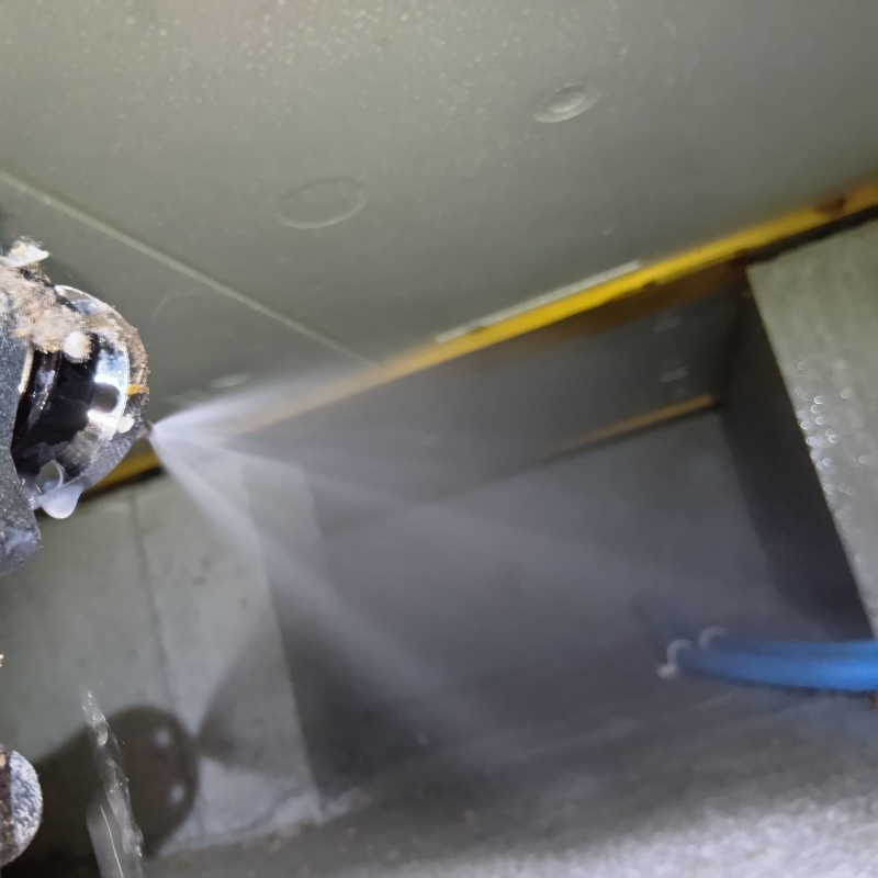 床下の地面に防蟻剤を散布