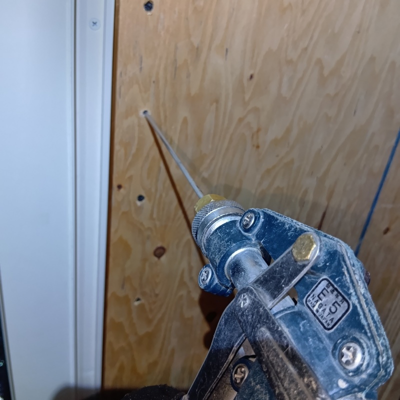 柱に穴を開けて防蟻剤を注入