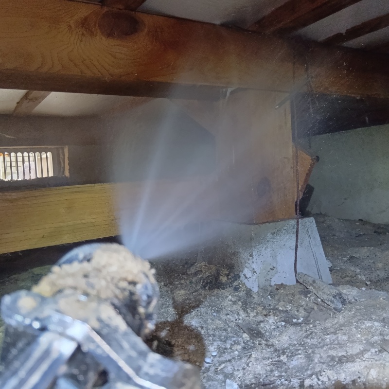 床下の木材にシロアリ駆除剤を散布