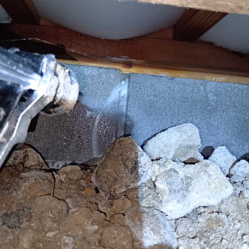 床下の土壌にシロアリ駆除剤を散布