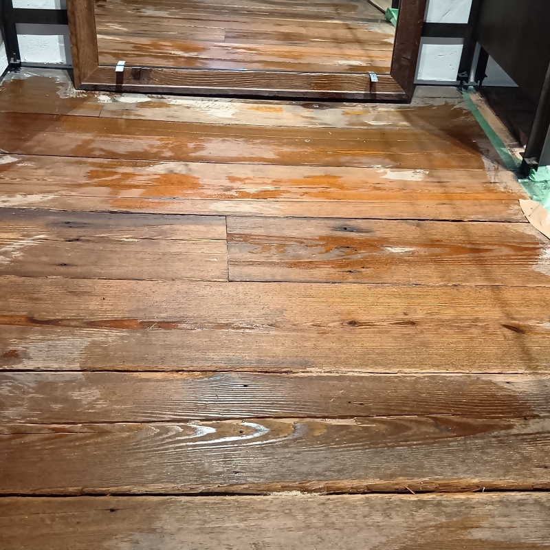 床板の木部処理が完了した様子