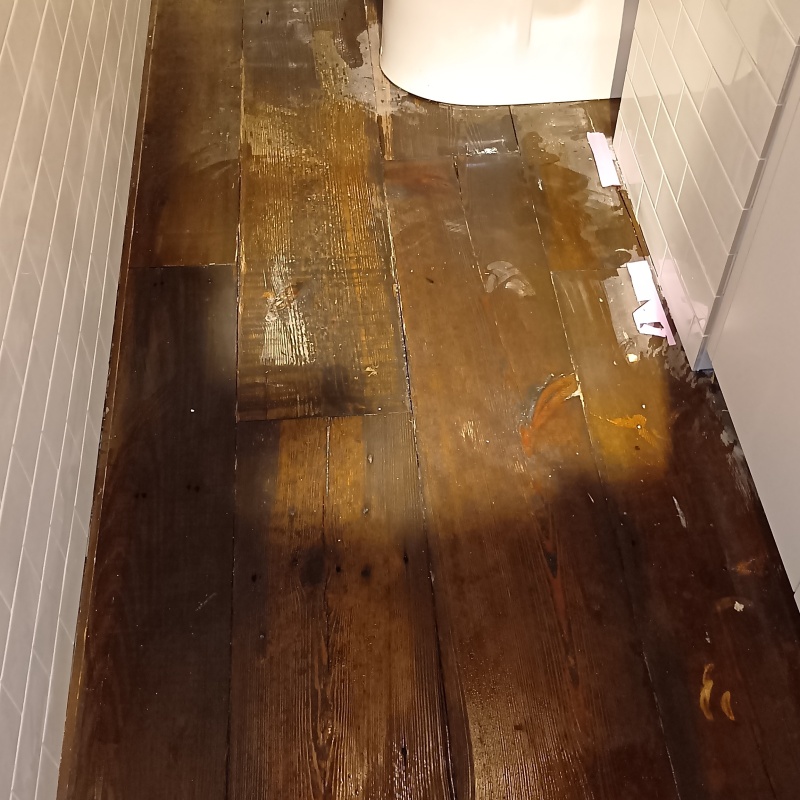 床板の木部処理が完了した様子