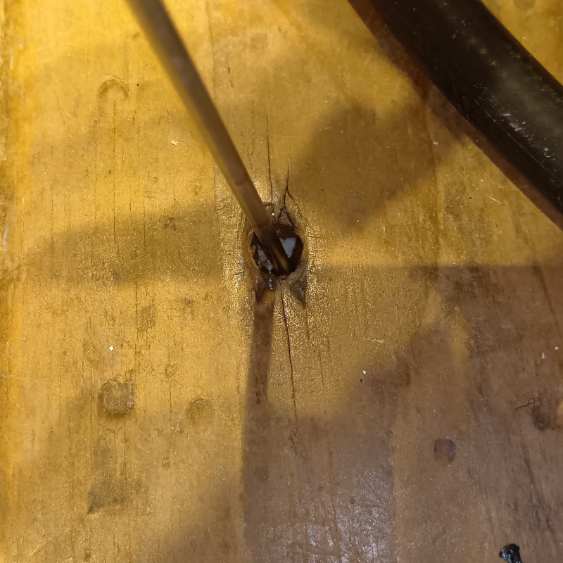 穴を開けた箇所に木栓を埋め込む様子