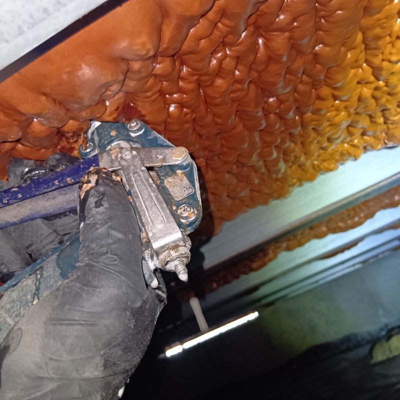 床下の建材にシロアリ駆除剤を注入