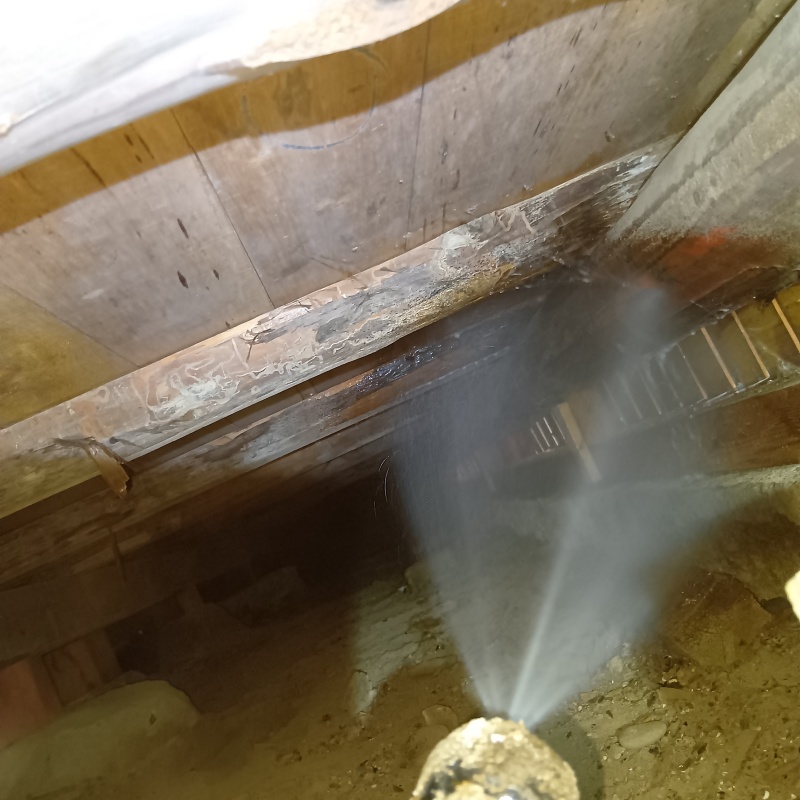 床下にシロアリ駆除剤を散布