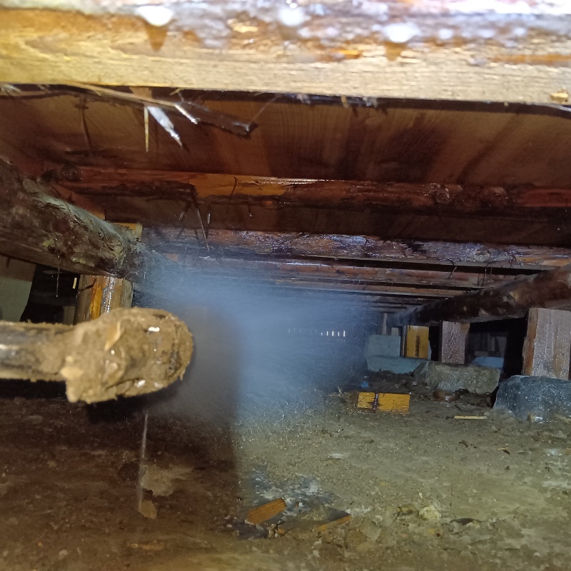 床下にシロアリ駆除剤を散布