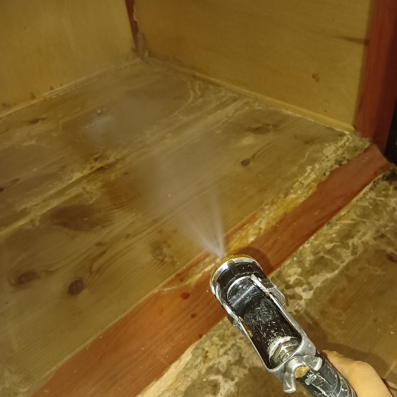 押し入れの床にシロアリ駆除剤を散布