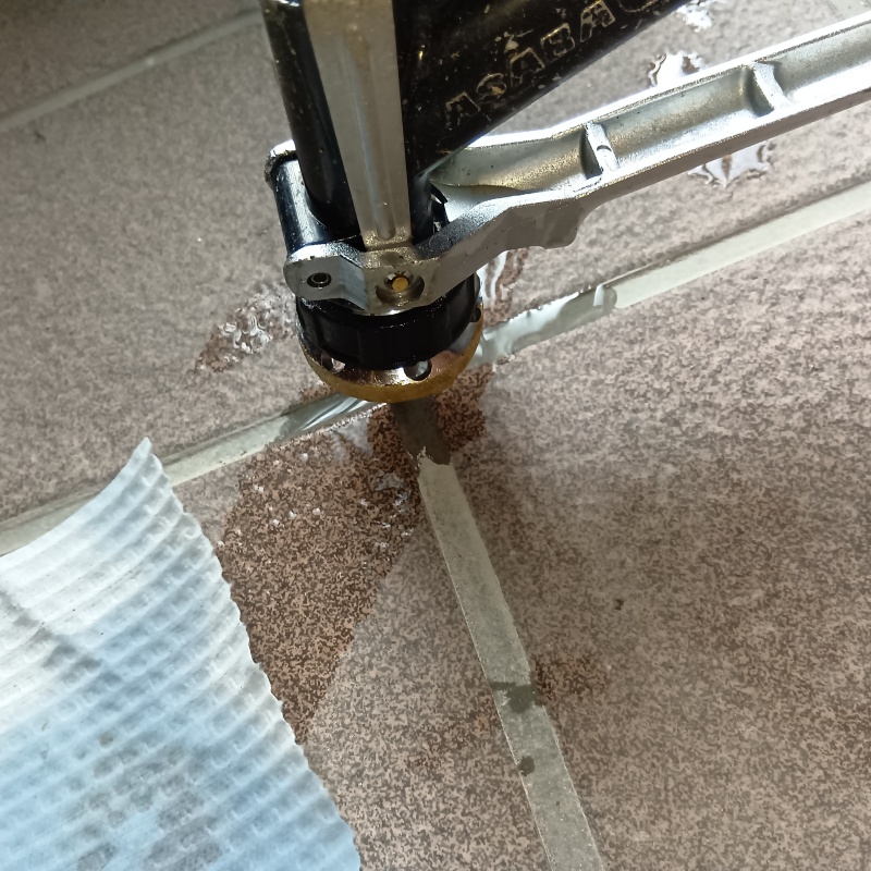 浴室の壁に穴を開けてシロアリ駆除剤を注入