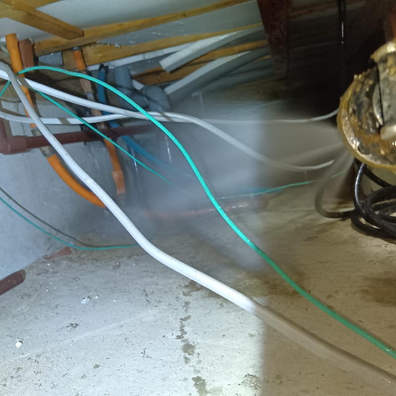 床下の土壌にシロアリ駆除剤を散布