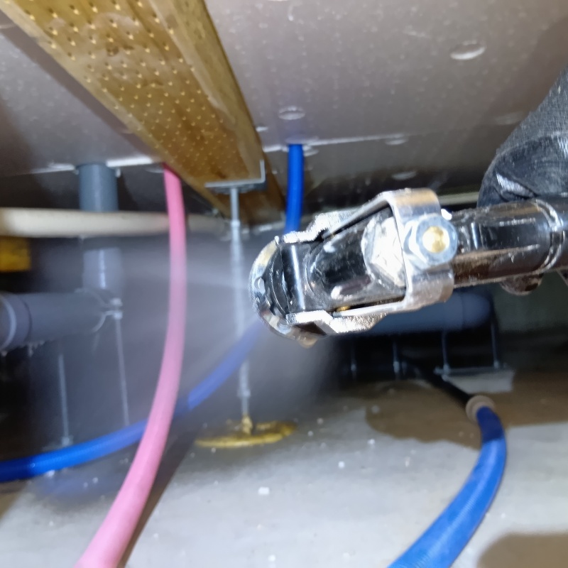 配管まわりに防蟻剤を散布