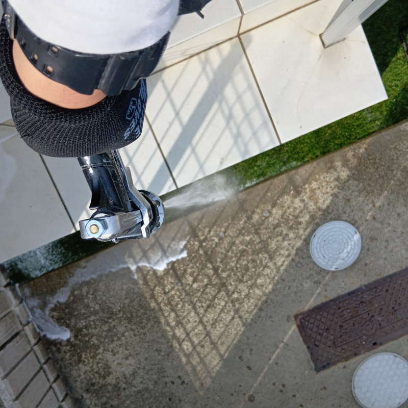 庭の土壌に防蟻剤を散布