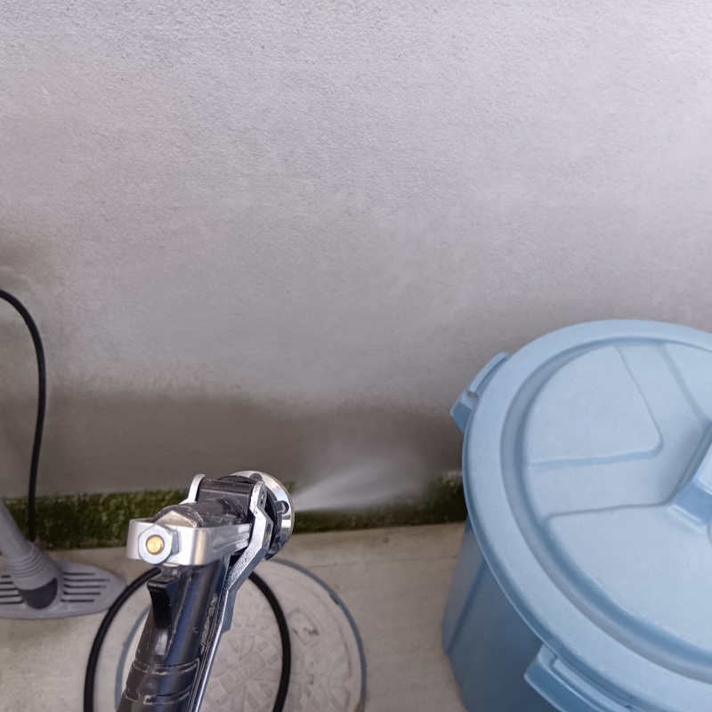 建物外周に防蟻剤を散布