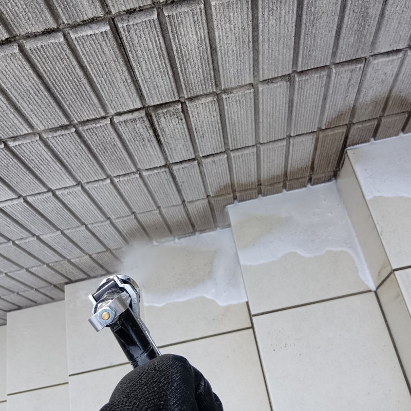 階段に防蟻剤を散布