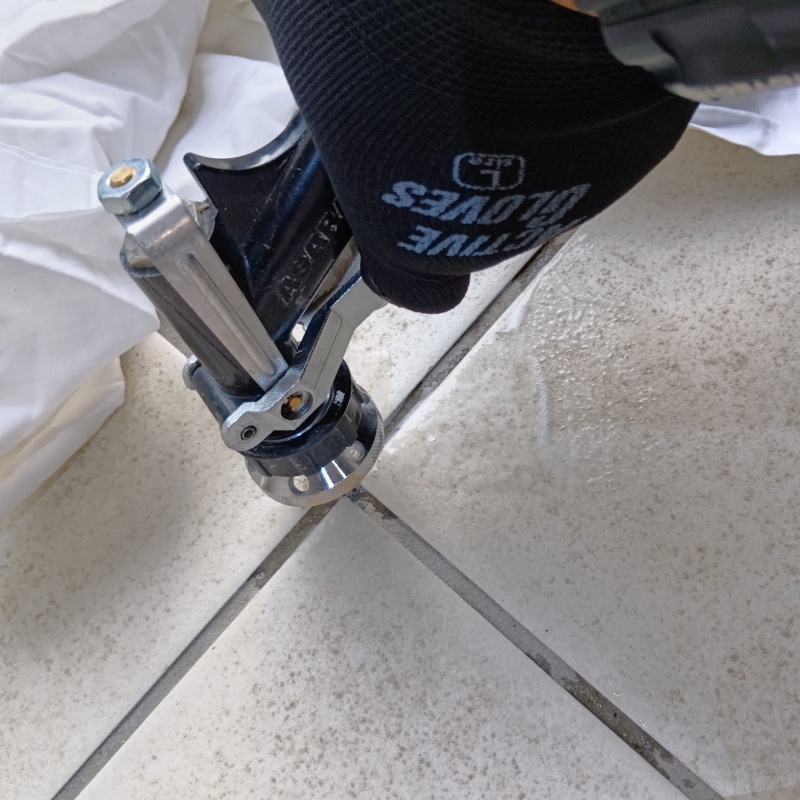 床に穴を開けて防蟻剤を注入