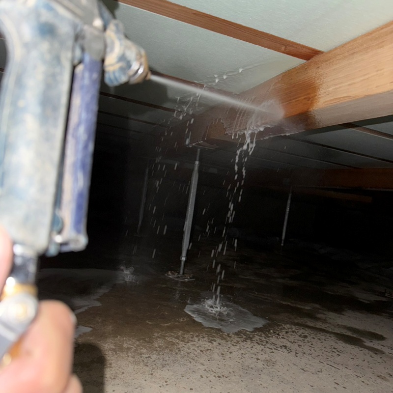 床下の木材に防蟻剤を散布