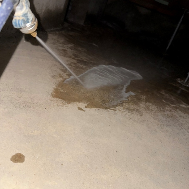 床下の土壌に防蟻剤を散布