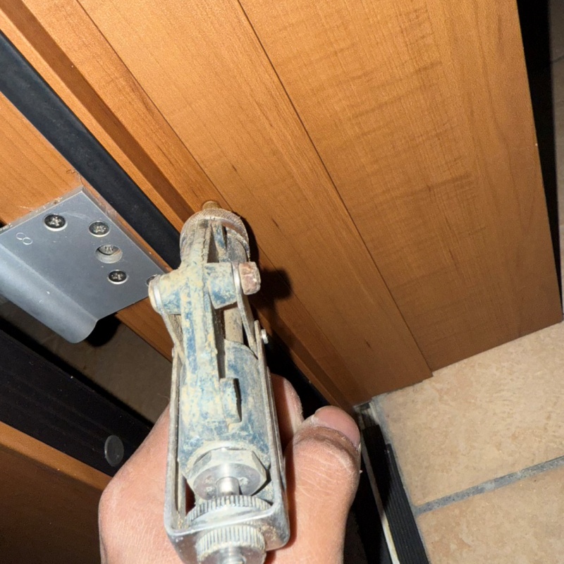 木部に穴を開けて防蟻剤を注入