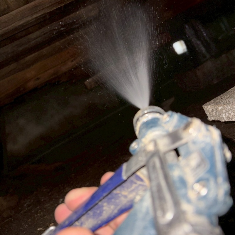 床下の木材にシロアリ駆除剤を散布