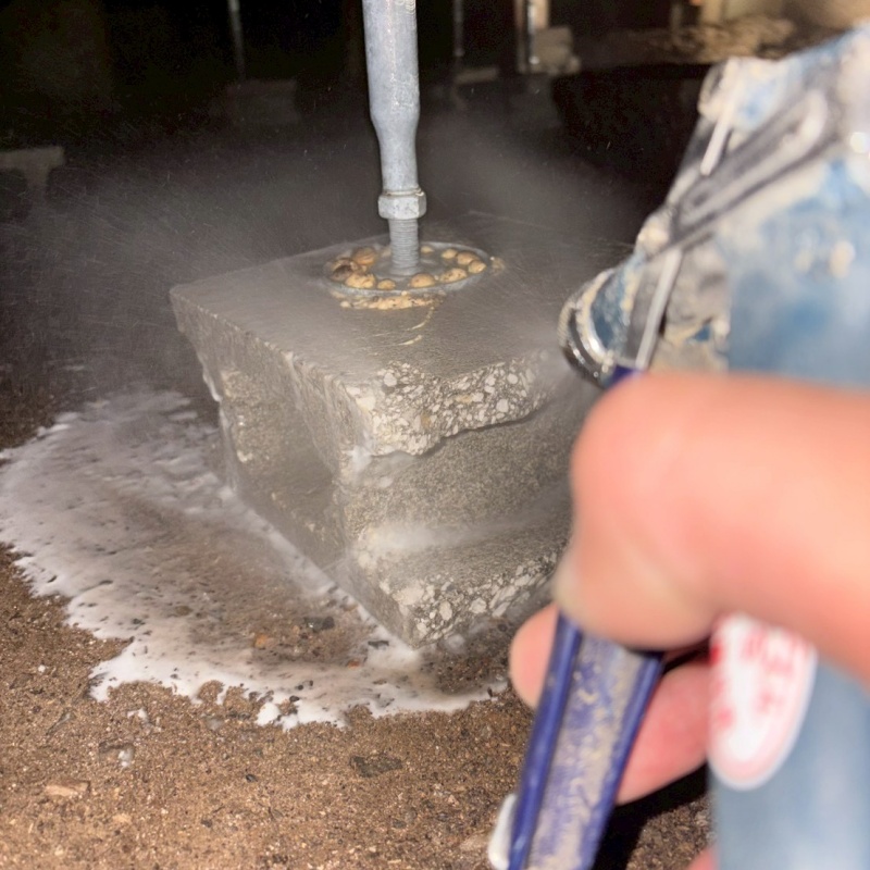 床下の土壌にシロアリ駆除剤を散布