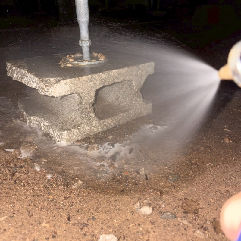 束石付近にシロアリ駆除剤を散布