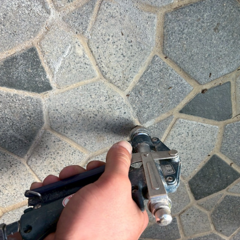 床に穴を開けてシロアリ駆除剤を注入