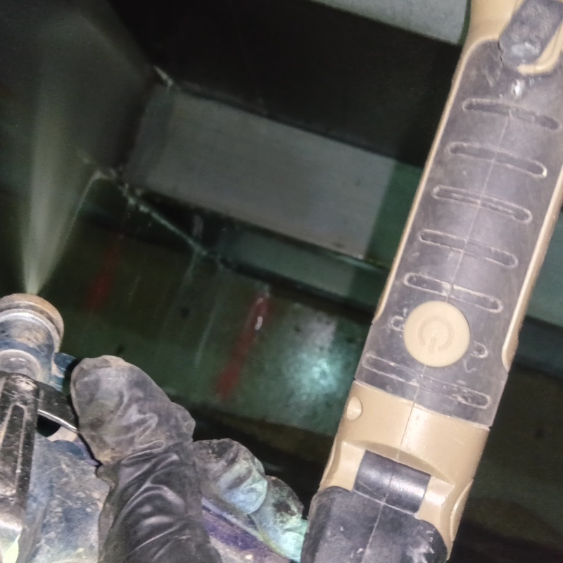 床下の木材にシロアリ駆除剤を散布