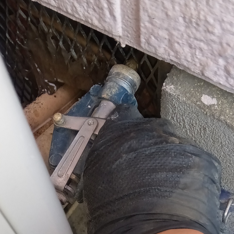 床下換気口からシロアリ駆除剤を散布