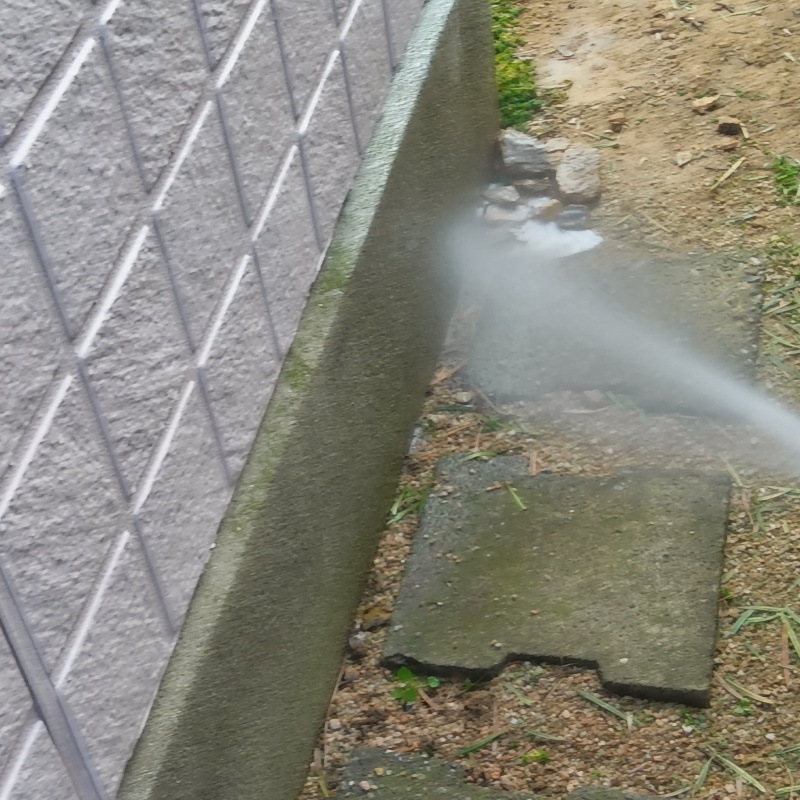 建物外周にシロアリ駆除剤を散布