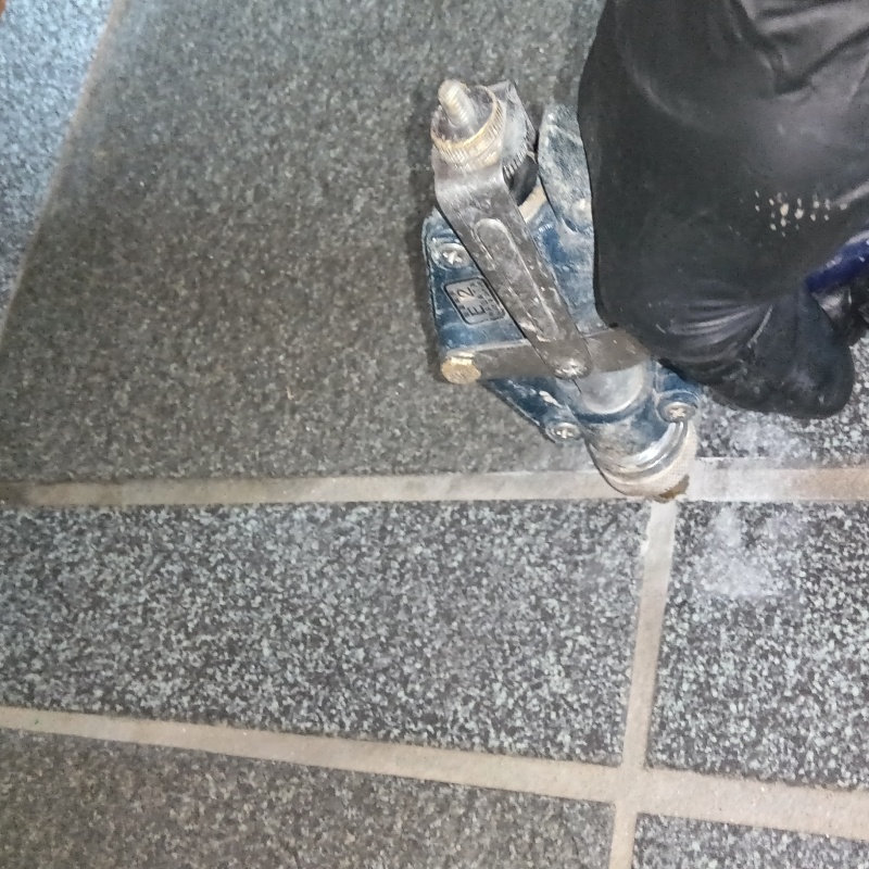 床に穴を開けてシロアリ駆除剤を注入