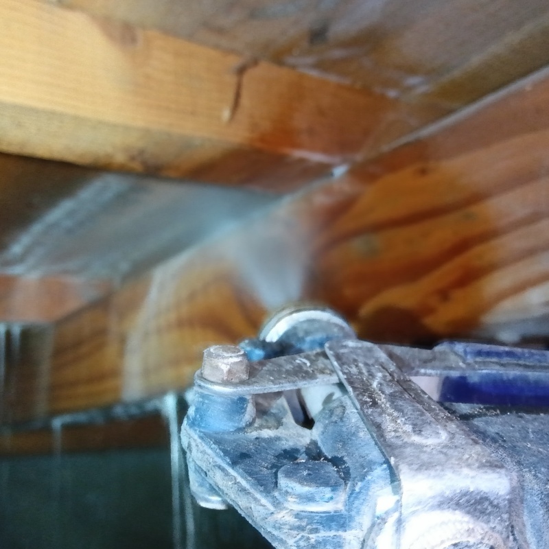 床下の木材にシロアリ駆除剤を散布