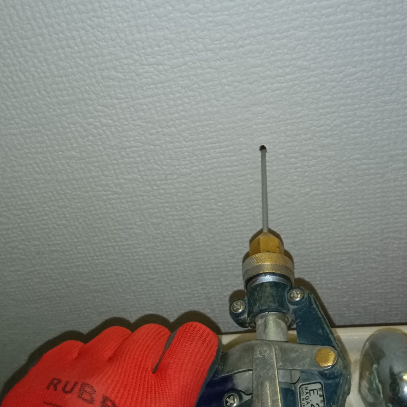 壁に穴を開けてシロアリ駆除剤を注入