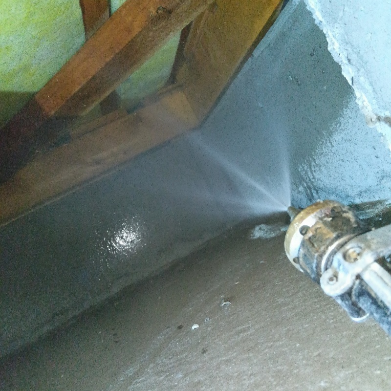 床下の木材に防蟻剤を散布