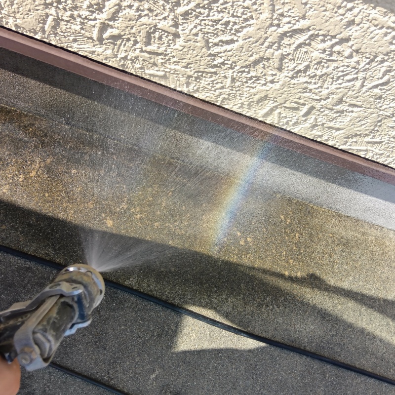 屋外の土壌に防蟻剤を散布