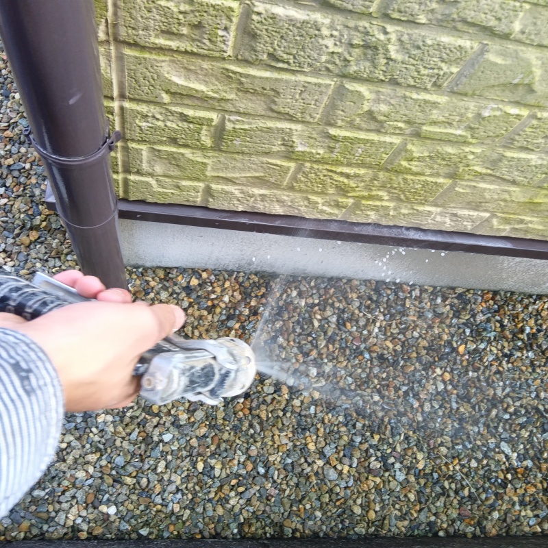 屋外の土壌に防蟻剤を散布