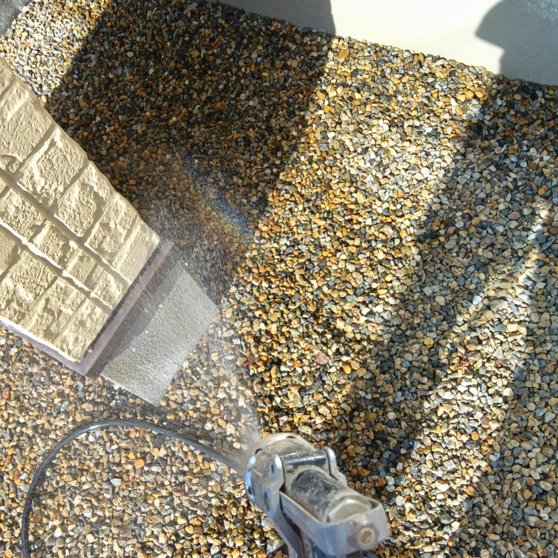 建物外周に防蟻剤を散布