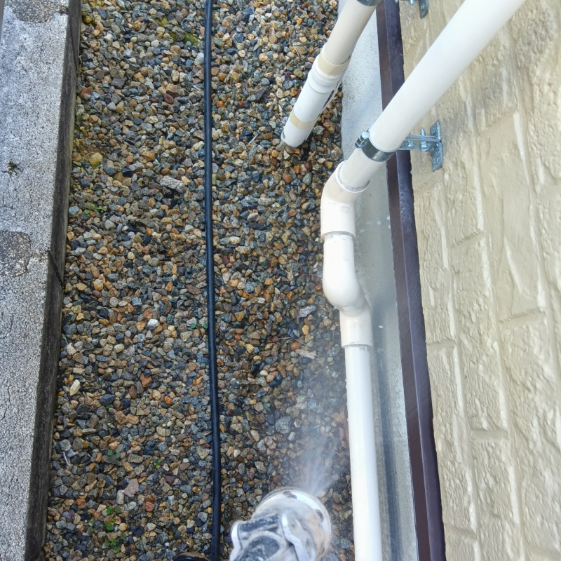 建物外周に防蟻剤を散布