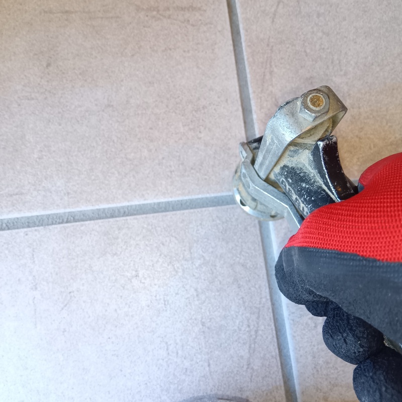 床に穴を開けて防蟻剤を注入