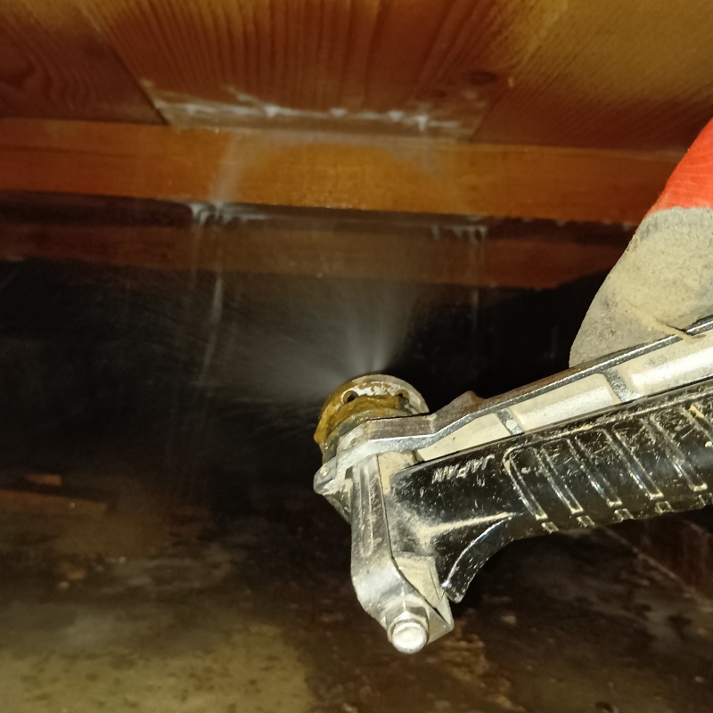 床下の木材にシロアリ駆除剤を散布