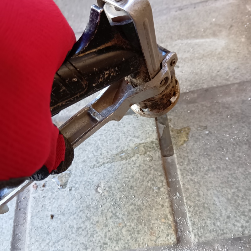 床に穴を開けてシロアリ駆除剤を注入