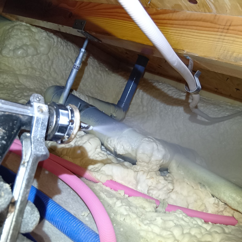 床下の建材に防蟻剤を散布