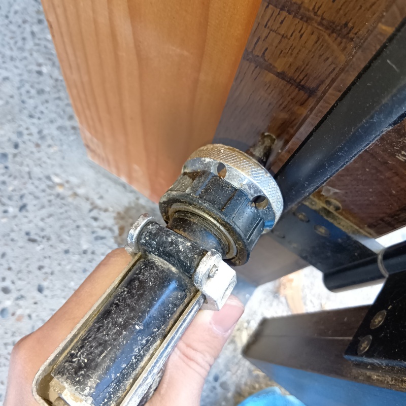 ドア枠に穴を開けて防蟻剤を注入