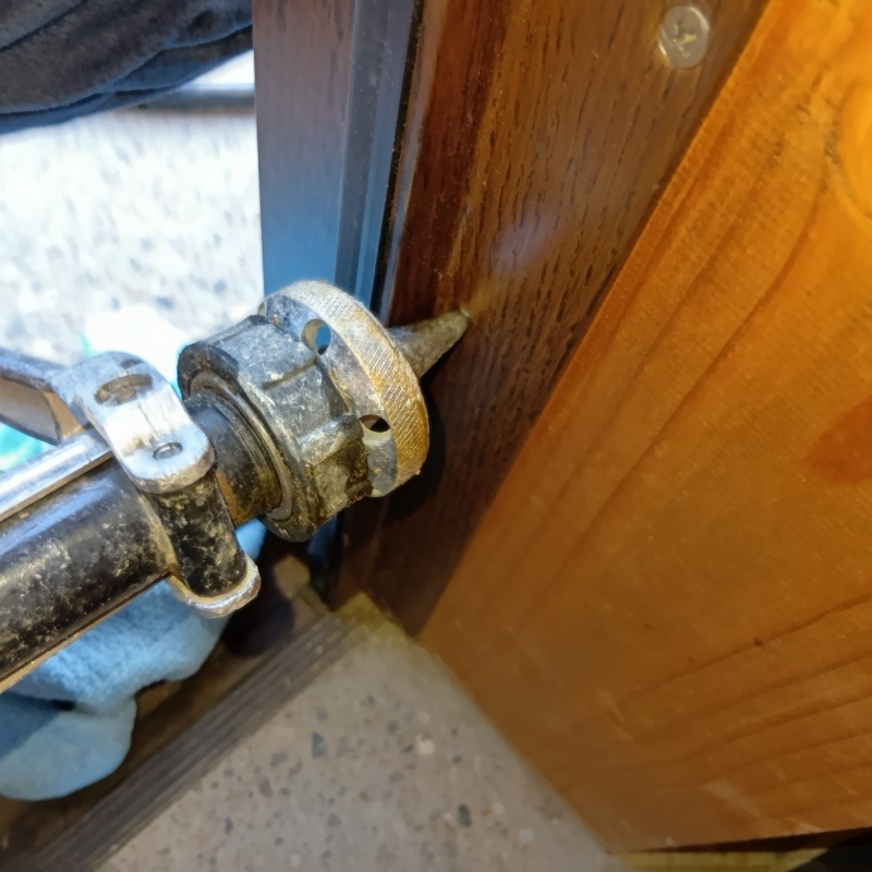 ドア枠に穴を開けて防蟻剤を注入