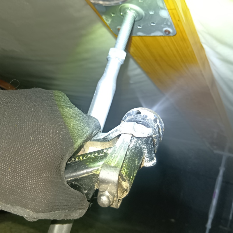 床下の木材に防蟻剤を散布