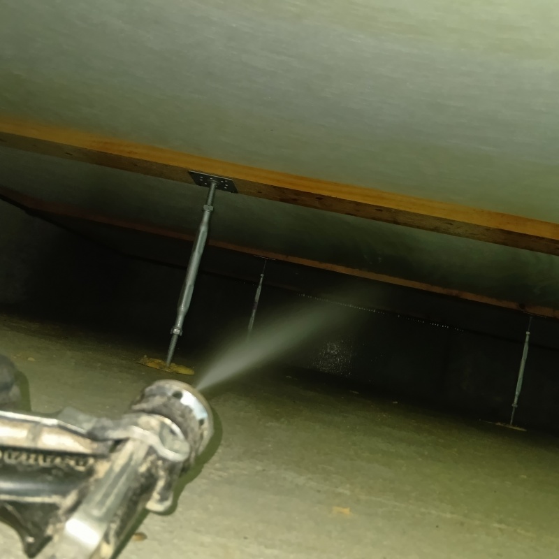 床下の木材に防蟻剤を散布