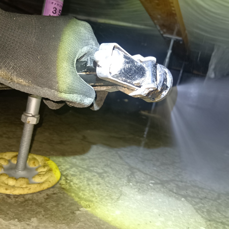 床下の地面に防蟻剤を散布