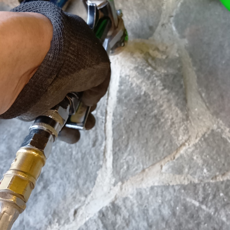 床に穴を開けてシロアリ駆除剤を注入