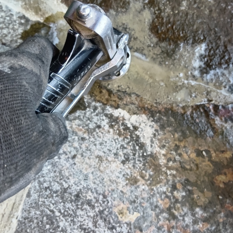 床に穴を開けてシロアリ駆除剤を注入