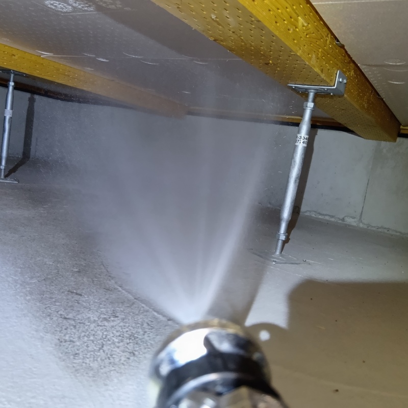 床下に防蟻剤を散布