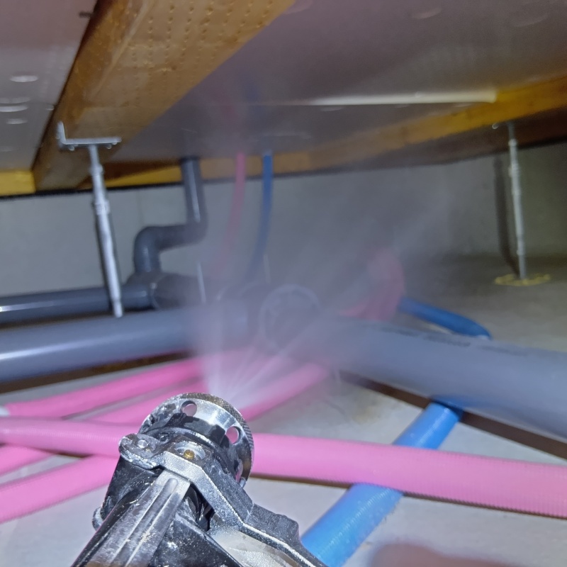 床下に防蟻剤を散布