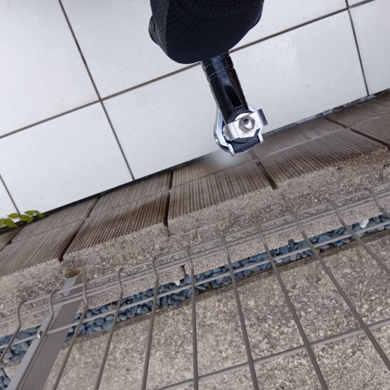 建物外周に防蟻剤を散布